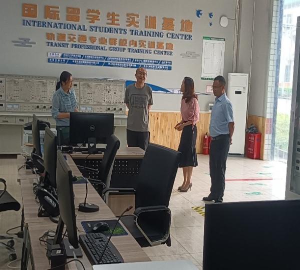 人们在看台上的人和电脑低可信度描述已自动生成