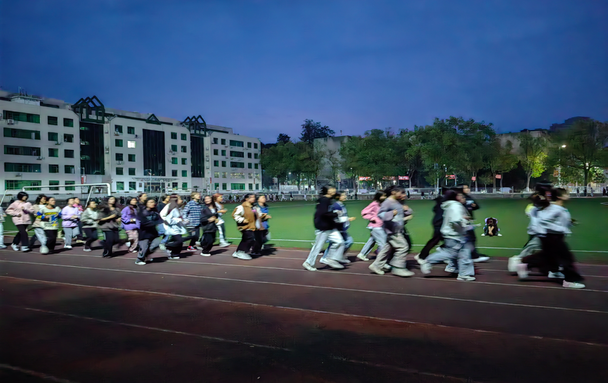 “青春爱运动  健康强中国”——我院坚持“五育并举”组织学生持续开展阳光晨跑活动