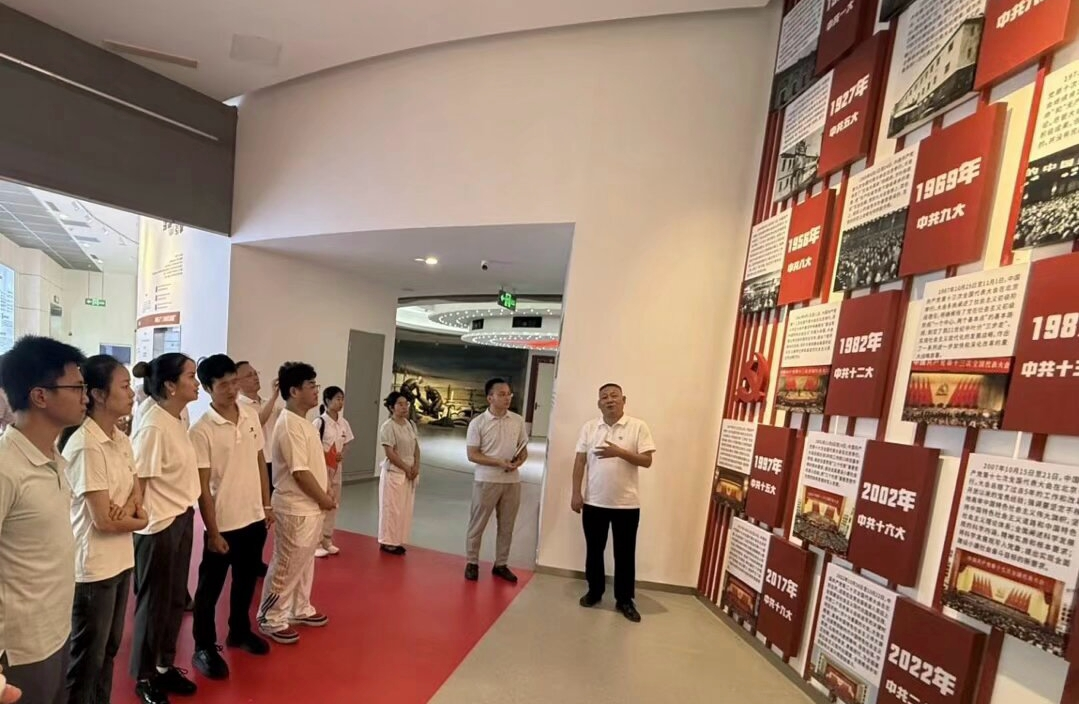 新能源电池学院开展“传承红色基因 勇担时代使命”主题党日活动