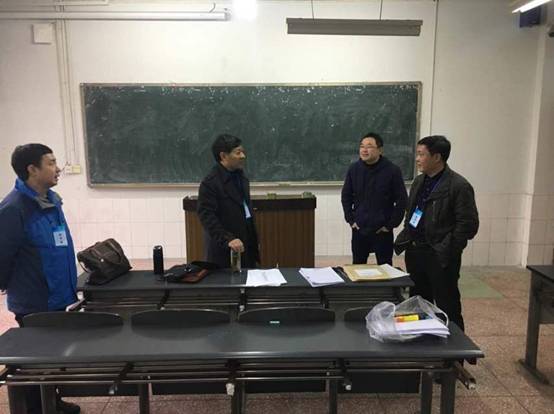 古文伟副院长在建筑工程系考务办公室询问考试情况